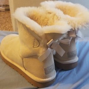 Ugg boots cream color mini bailey bow
